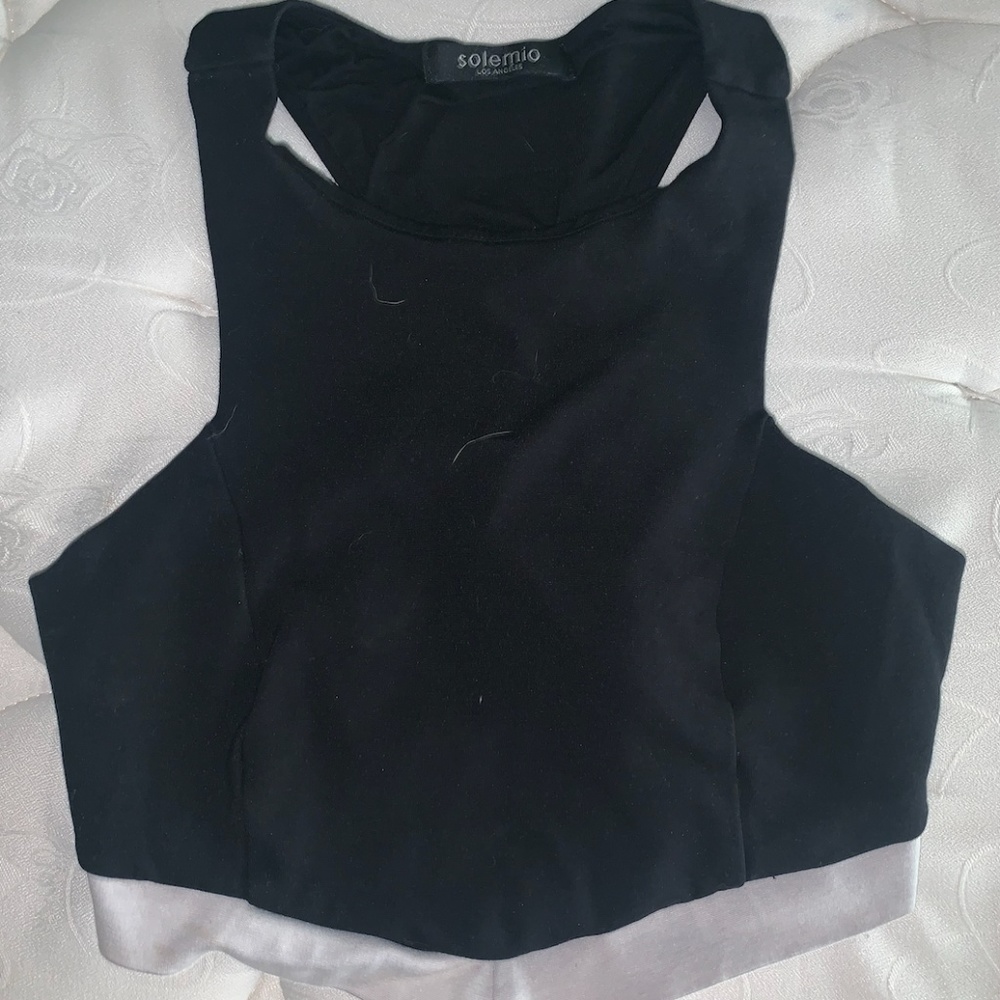 BLACK/WHITE ASYMETRICAL CROP TOP FASHIO NOVA (S)